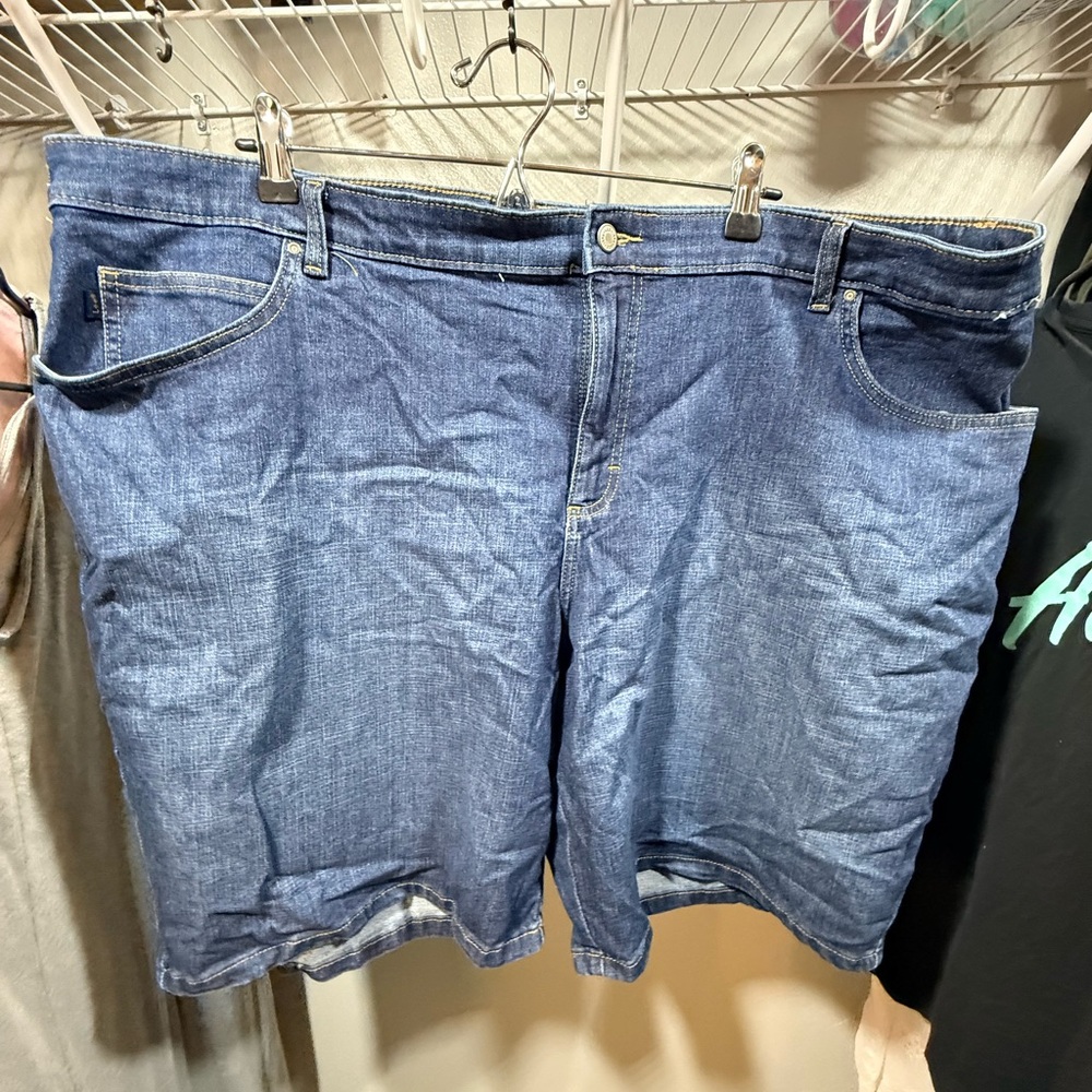 NWT Lee Women’s 24W Relaxed Fit Mid Rise Denim Shorts Plus Size Medium Wash
